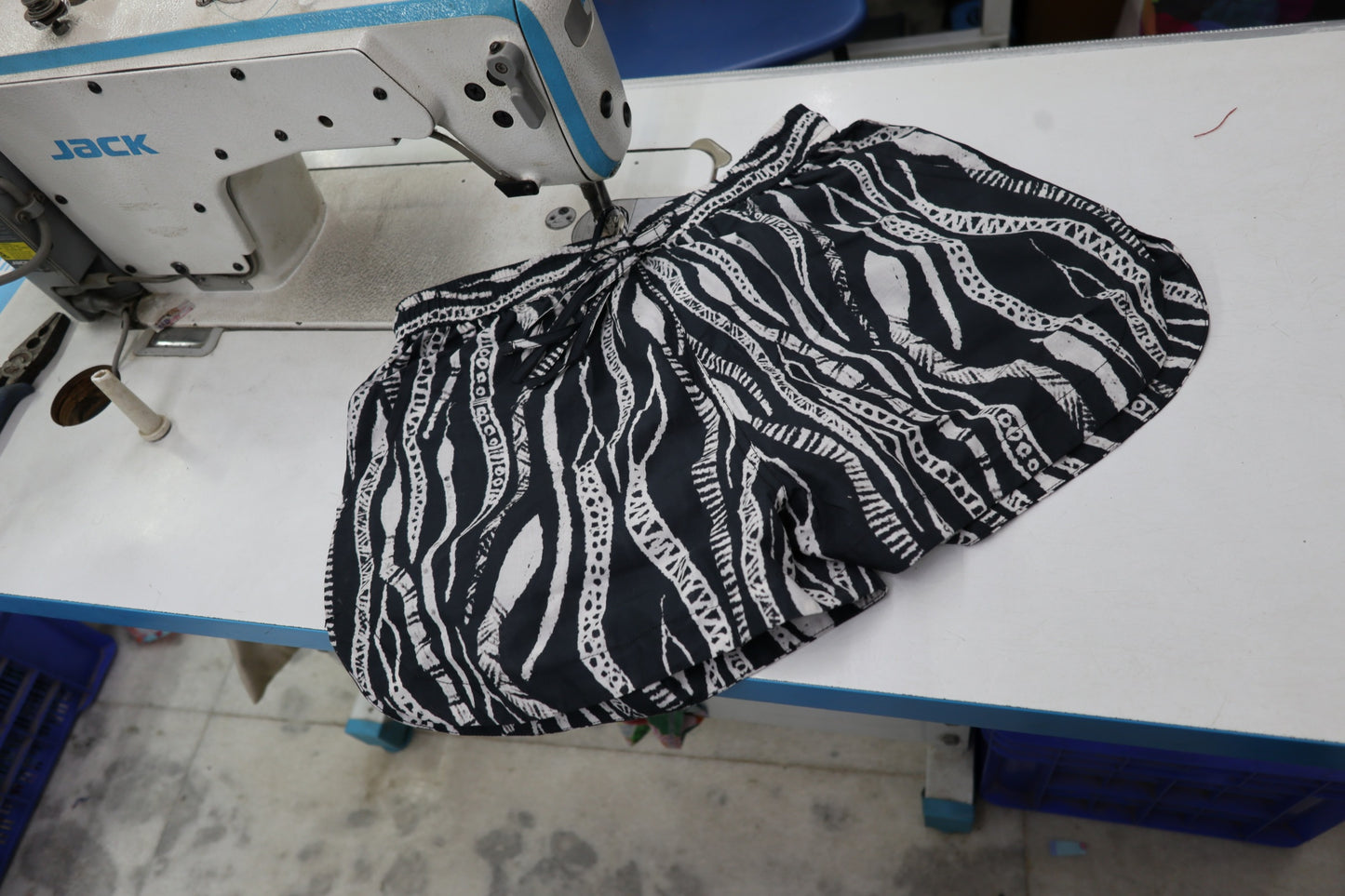 Sarrita King | Shorts | Blak and White Slither