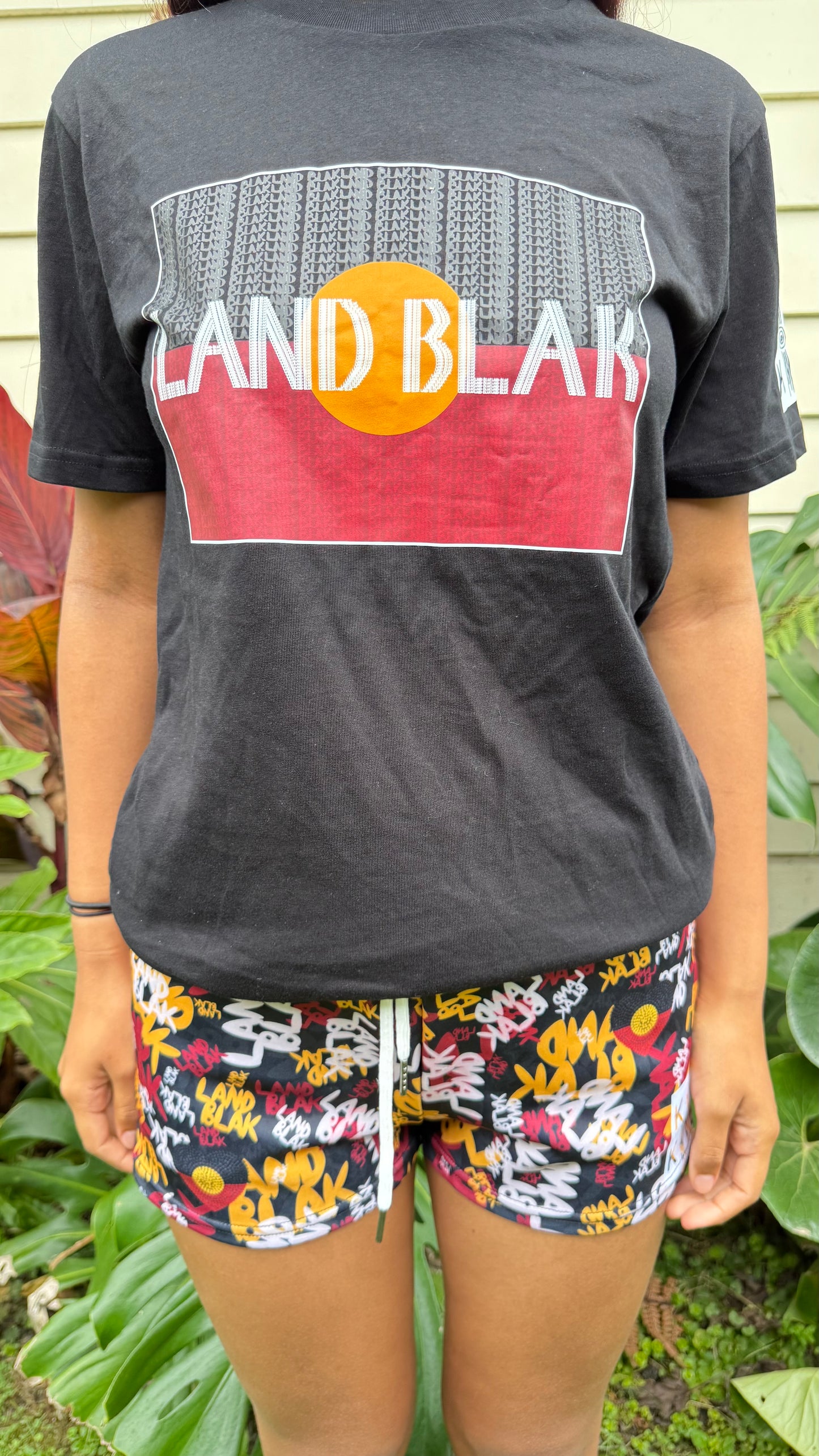 Land Blak flag Tee