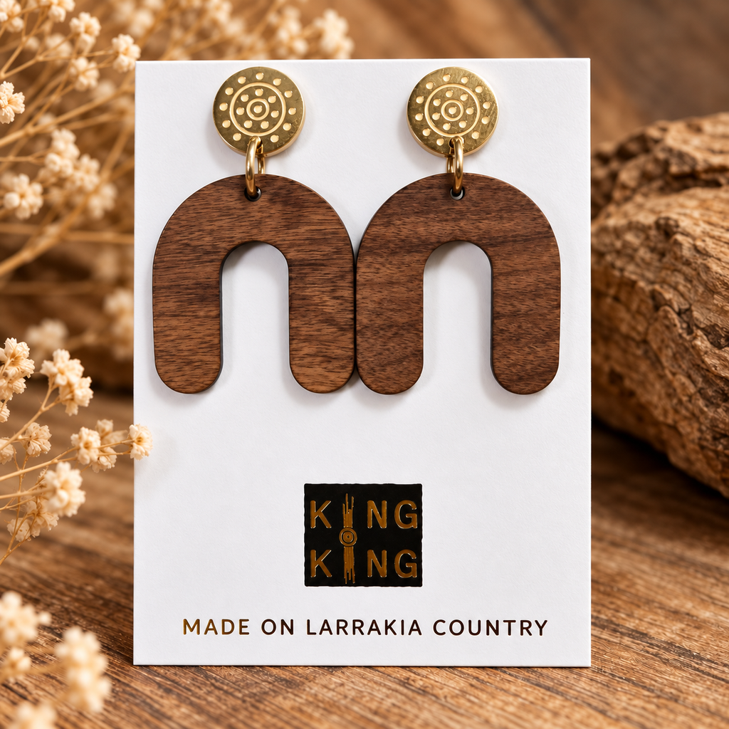 Walnut U-shape - Person sitting down earring